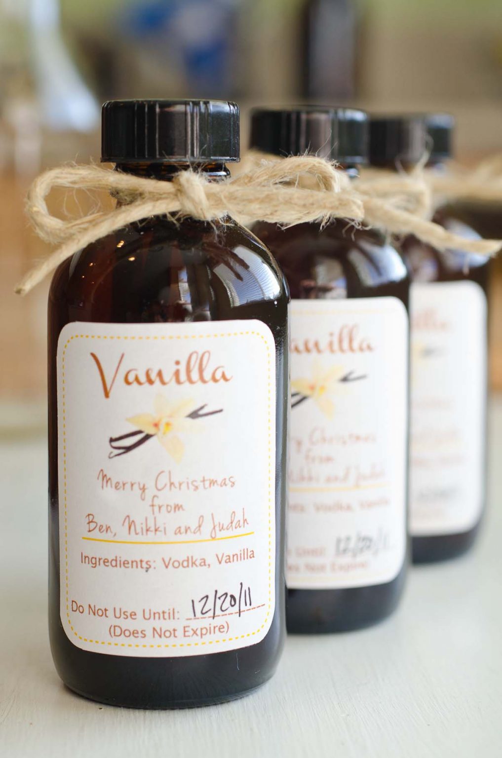 Vanilla Extract Recipe Only TWO ingredients! Easy homemade gift.