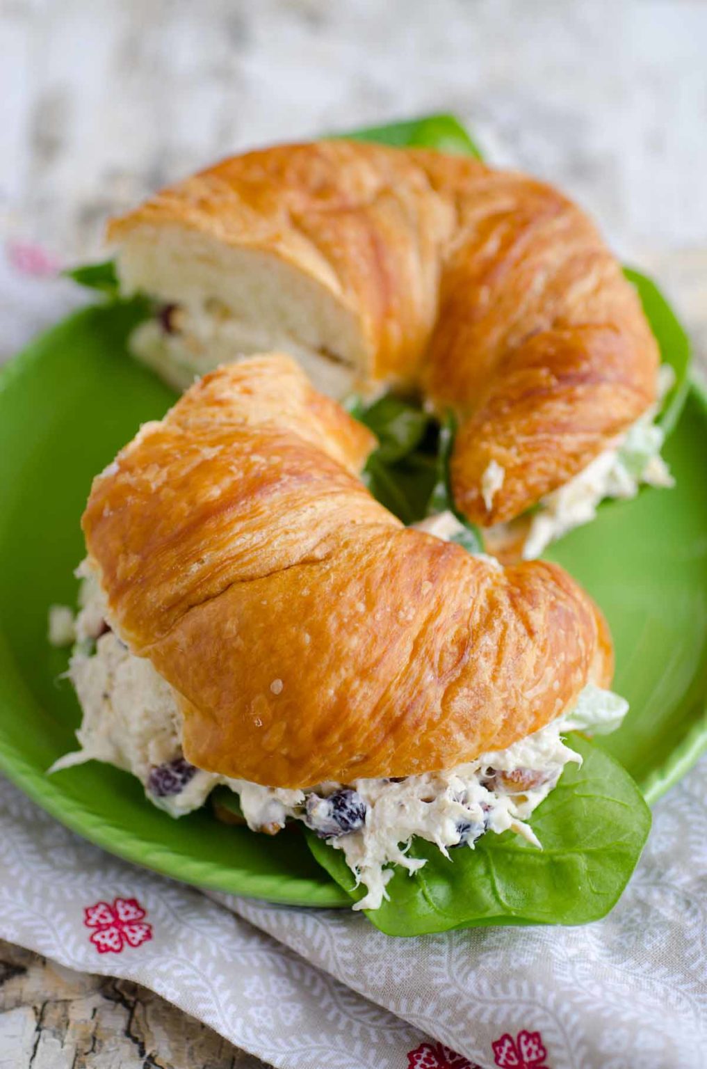 chicken-salad-sandwich-with-spinach-dried-cranberries-and-mixed-nuts