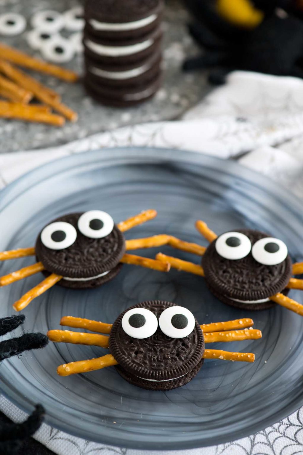 Oreo Cookie Spider
 Spider Oreos EASY Halloween cookies for kids